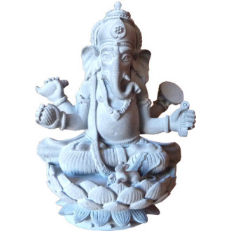 Statue en pierre ganesh assis sur un lotus