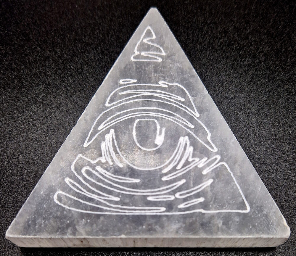 Plaque de sélénite gravée 3ème oeil 8 cm