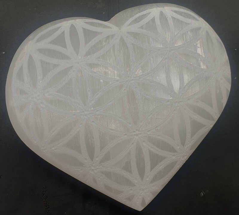 Coeur en sélénite gravé fleur de vie 8 cm 154 gr